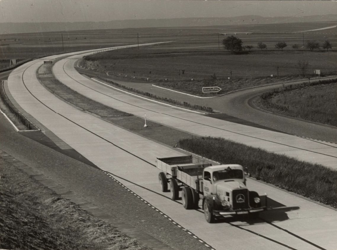 Autobahn Stuttgart - Heilbronn: Anschlussstelle Ludwigsburg1938-1940In his 1937 book âArbeit!â (âWork!â) Wolff highlighted the massive industrialization that had begun under the Weimar Republic and intensified under the Third Reich from 1933 onwards.