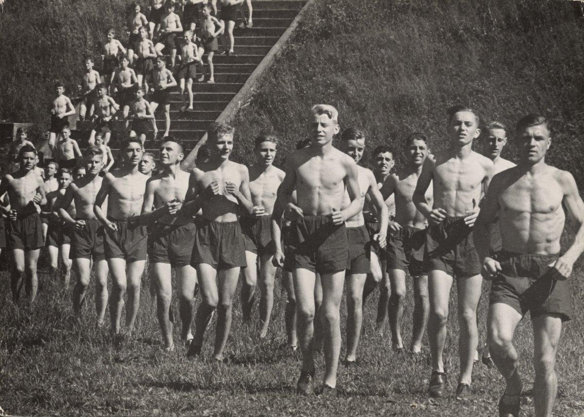 Германия 30-х гг. ХХ века на снимках Пауля Вольффа Fruhsport1934-1945Wolff acquired an early Leica in 1924 or 1926. One story is that Wolff won a Leica (serial no 2000) at the Frankfurt Photography Exhibition in 1926. A more likely story is that he received one of 31 prototypes Leica made in 1924.