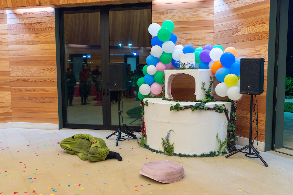 Salyer_Schaag's tweet photo. As writers, directors, choreographers, curators, designers, &amp; performers, we orchestrated an evening of performance art within the framework of a surreal garden party, weaving student-generated poetry &amp; movement into a series of participatory ecological vignettes. 3/4🌷 https://t.co/HHe1KRbFeV