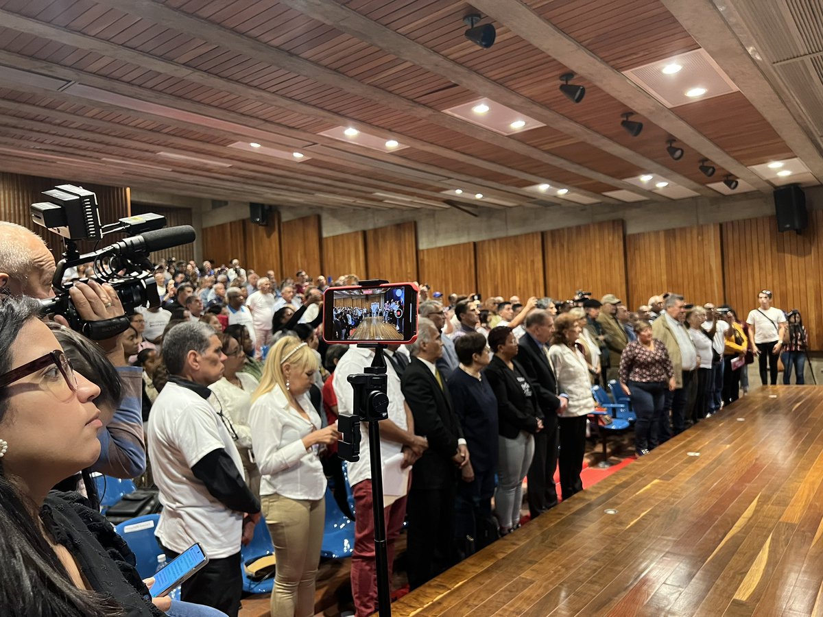 #27Junio Atendiendo la invitación de los dirigentes del magisterio asistimos hoy a la asamblea realizada en Faces de la UCV con el candidato Edmundo Gonzales a donde se comprometió a resolver los problemas de los Educadores y de la educación siendo el hijo de la educación pública