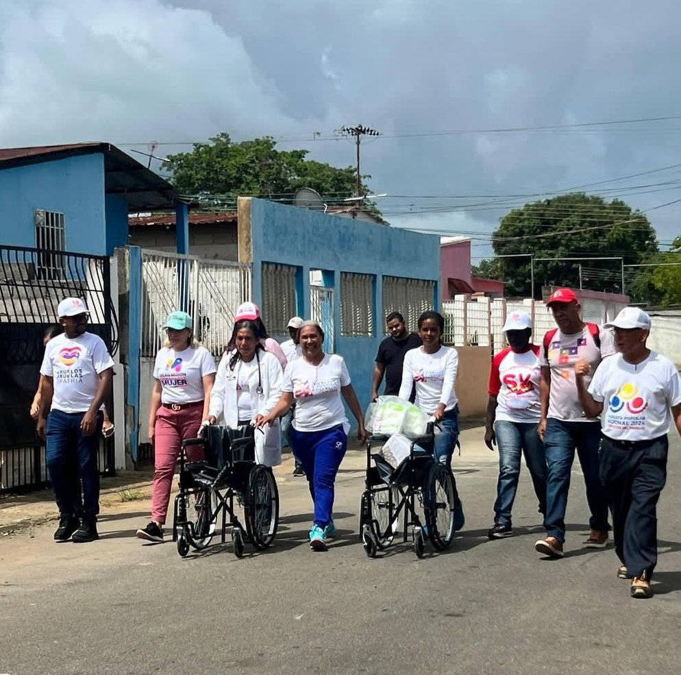 <a href="/OviedoPSUV/">Tito Oviedo</a> Super Bigotes dejo en la Pq Once de Abril, corazones contentos, porque protegió con medicina, consultas de todo tipo a nuestros vecinos y vecinas, y culminó con un casa a casa. Somos garante de la justicia y la igualdad social, junto a <a href="/NicolasMaduro/">Nicolás Maduro</a>. Venceremos.!