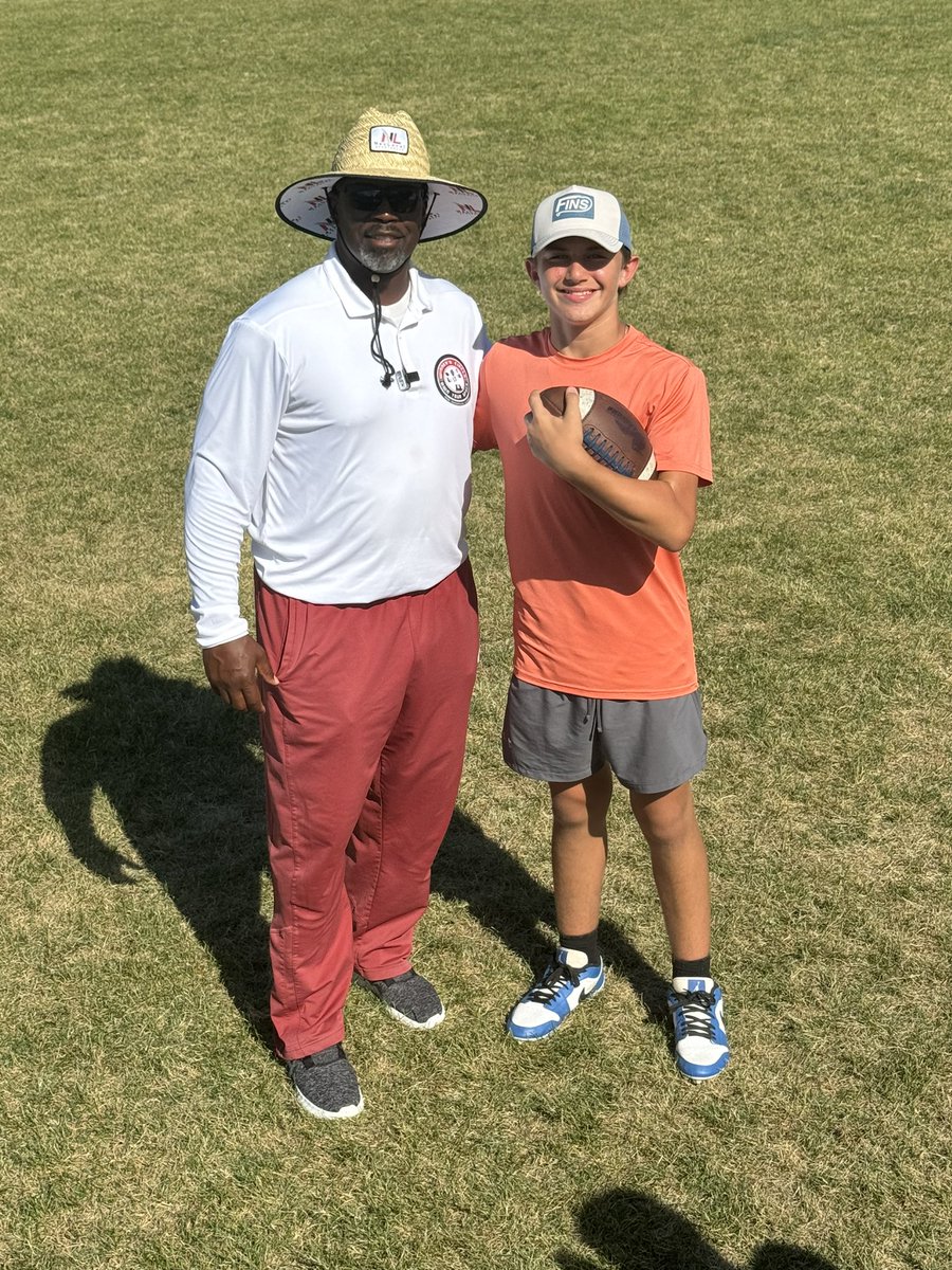 HunterHylton28's tweet photo. What an awesome opportunity I got to train with @nsmesports and Coach Calvin Davis at St. Pius this afternoon. It was truly a blessing to have him come all the way from Texas to run this camp! #StPiusX #QBClass2028 #collegefootballrecruiting #football #footballrecruiting https://t.co/yUnJWgflCw