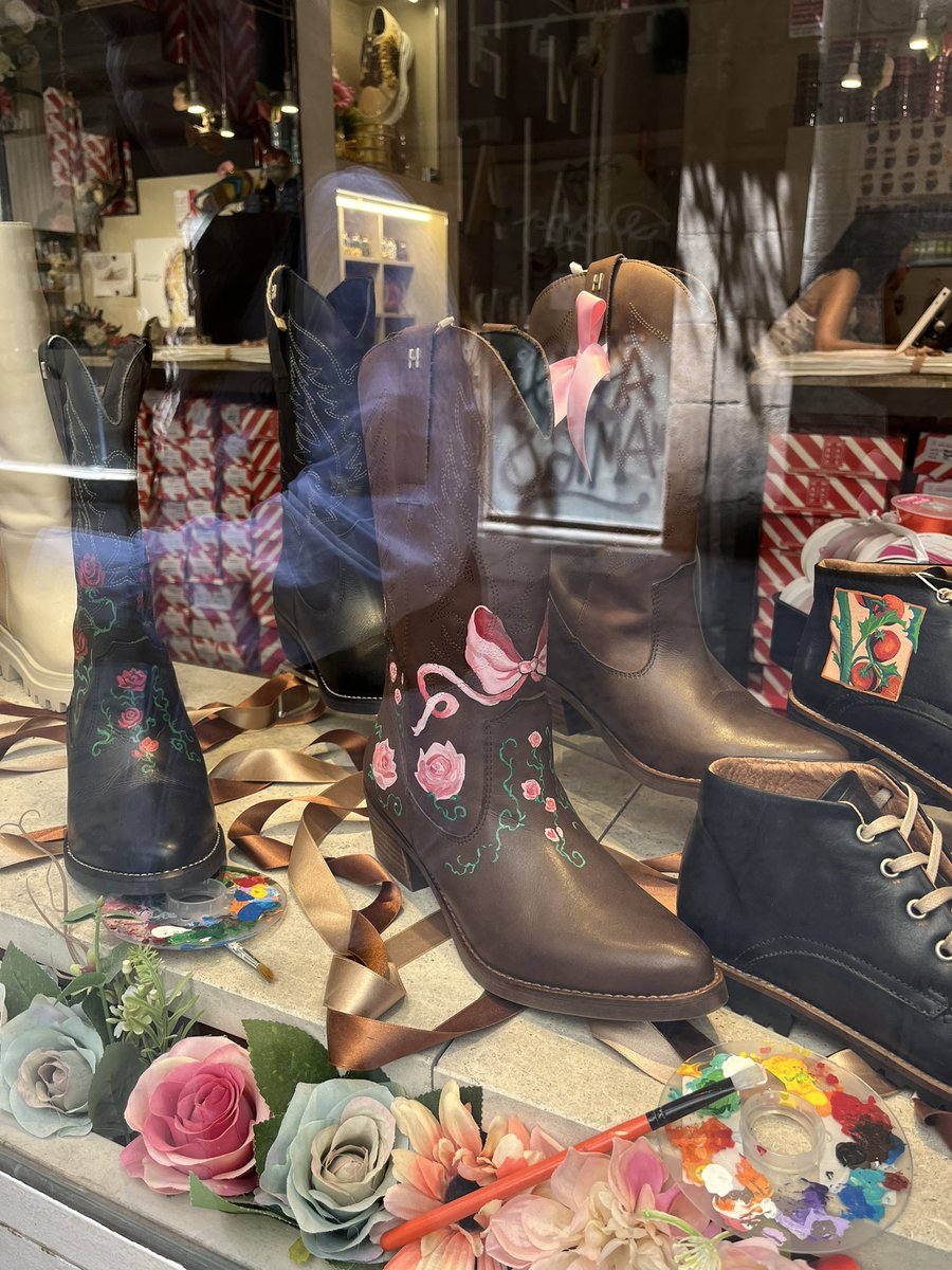 somebody has to show these to lana del rey