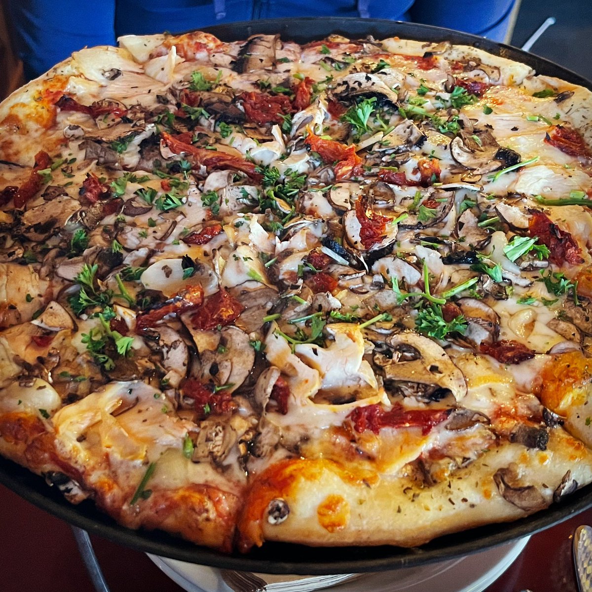 ParoDeeJay's tweet photo. When in Anchorage… Moose’s Tooth pizza!! :D #Anchorage #Alaska #AnchorageAlaska #MoosesToothPizza #MoosesToothPub #MoosesTooth https://t.co/Q0HVUrCHD2