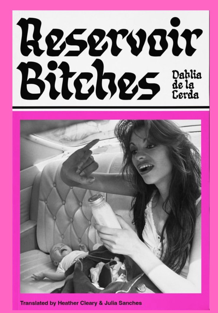 Les traje la portada de Perras de Reserva para Reino Unido, está muy barrializada, racializada y periférica. 

Va con la editorial Scribe.