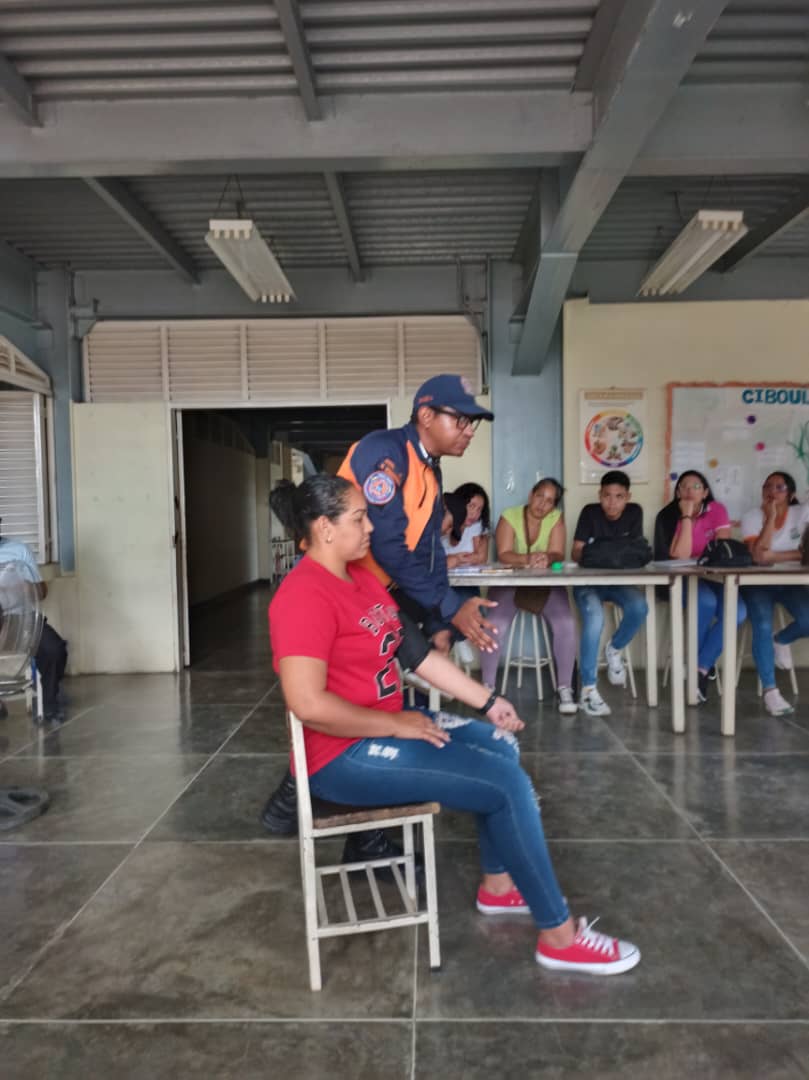 Parroquia Augusto mijares Del Municipio Zamora (Formación) Taller de primeros auxilios impartido por el INCES y protección civil a la comunidad educativa de la UENB María Luisa Parisca 
<a href="/NicolasMaduro/">Nicolás Maduro</a> 
<a href="/_LaAvanzadora/">Yelitze Santaella</a> 
@MPPEDUCACION 
<a href="/LeiraSuarezPsuv/">LeyraSuarezPsuv</a> 
<a href="/Soykarinacarpio/">Karina Carpio</a>