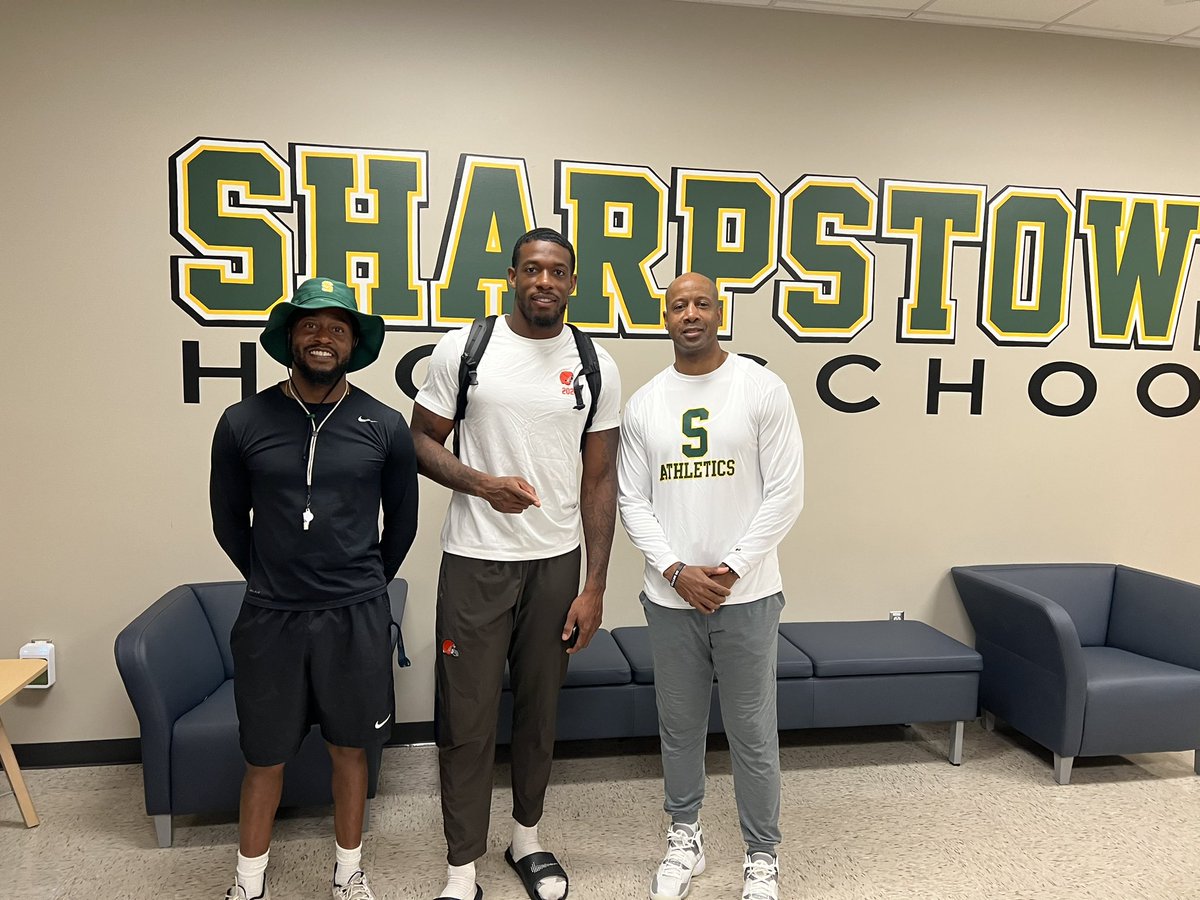 SharpstownBball's tweet image. Had my man Zaire Mitchell-Paden from the Cleveland Browns visit Sharpstown to speak to students athletes and get some work in.