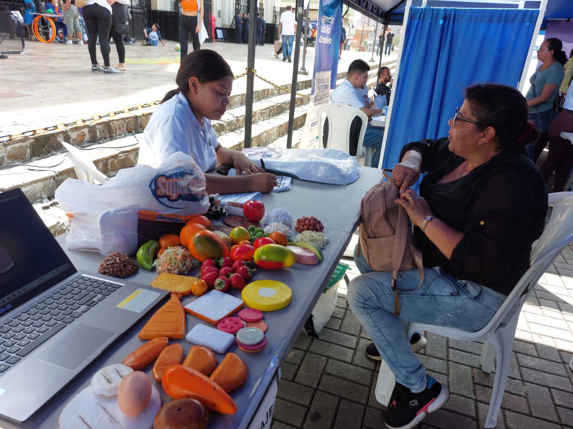 AlcaldiadeBello's tweet photo. La Alcaldía de Bello, a través de la Secretaría de Salud, realizó la feria de salud para los vendedores informales donde participaron cerca de 500 personas. 🏥🩺 Consulta médica, exámenes básicos, tamizaje nutricional, orientación en empleabilidad y más. 👩‍⚕️
#JuntosConstruimos. 💜 https://t.co/Mm9UajUjeM