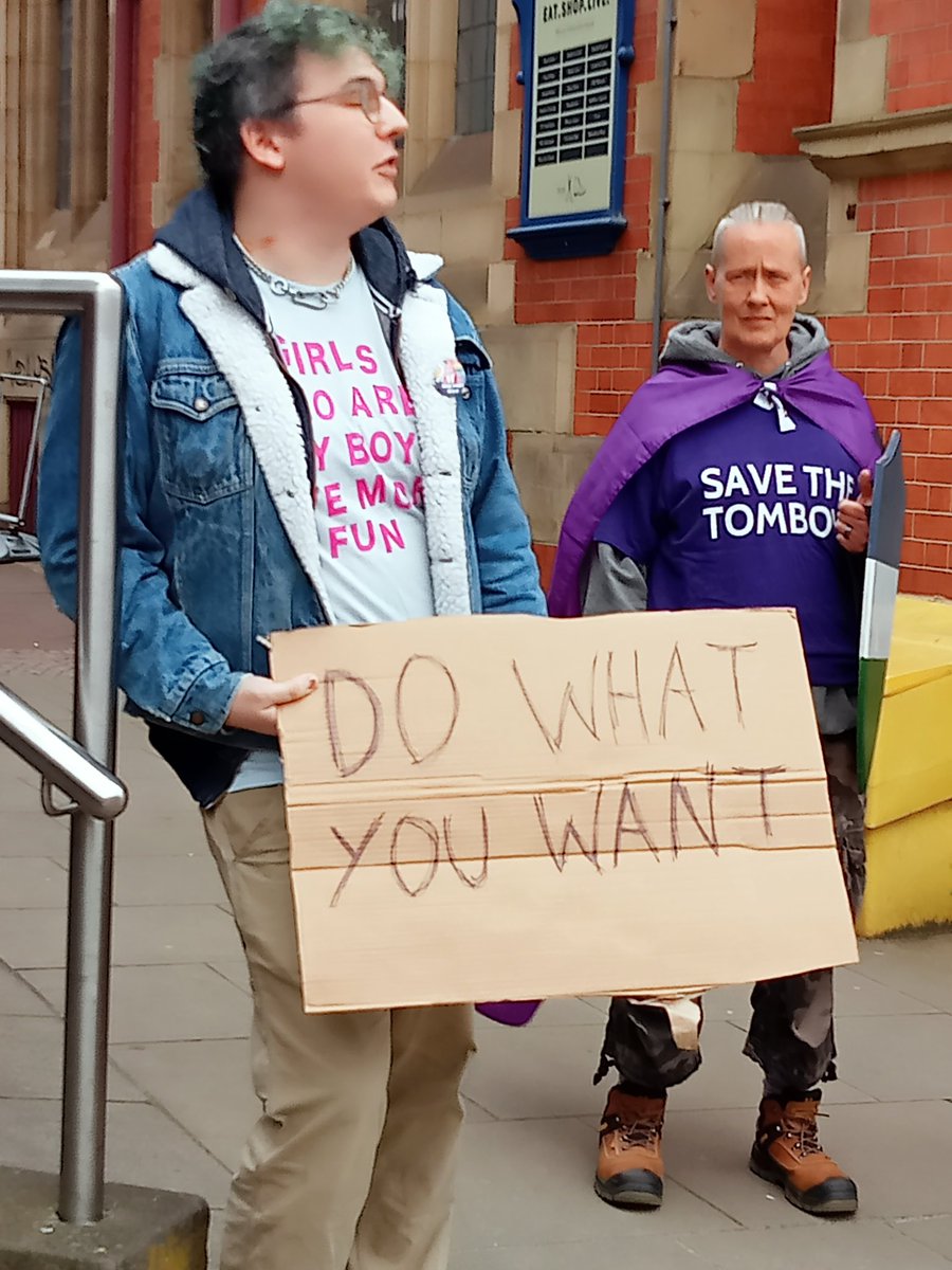 HelenaCoates2's tweet photo. Rewind to Wednesday- 29th May. A re-selection meeting was held. Teal was not invited. They didn't even have the courtesy to officially de-select her.
As Alison Teal's supporters gathered outside that meeting to show their support, this person came to hold up his placard: https://t.co/2PkMgIFvqD