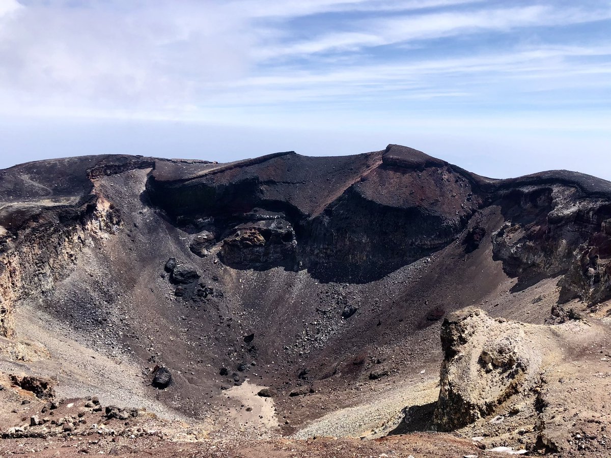 富士山の山頂火口の深さは200m以上あります。底が見えるため一見浅く