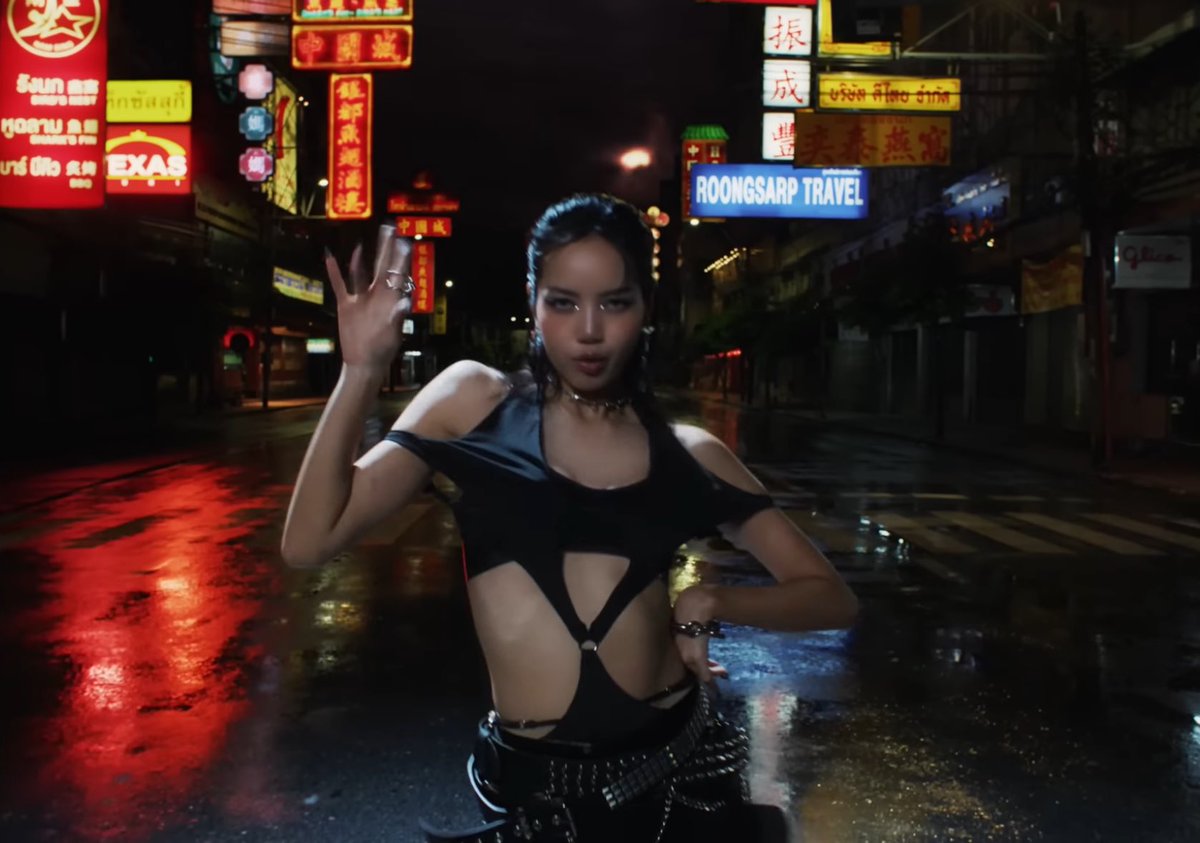 LISANATIONS_'s tweet photo. Been MIA, BKK so pretty
every city that I go is my city 🗣️🗣️🗣️

ROCKSTAR OUT NOW
#MusicianLISAisBACK 
#LISAxROCKSTAR https://t.co/nKIxOFis2J