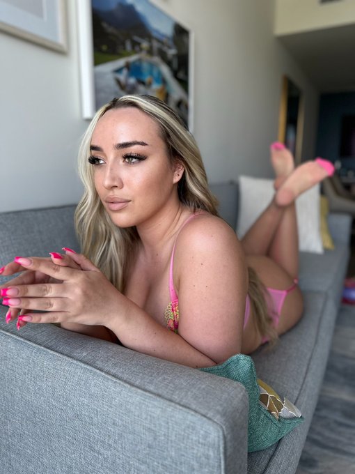 Follow me on fansly it&rsquo;s free 😘 https://t.co/4qpx0UgfvG https://t.co/ocxC26IyP2