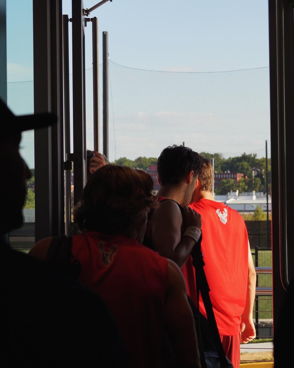 SpfldFC's tweet image. Kickoff 🔜

What you guys think about the new tops 🫣🔥

📸 - @madisongrandys

#SpringfieldFC #UpTheStags🦌