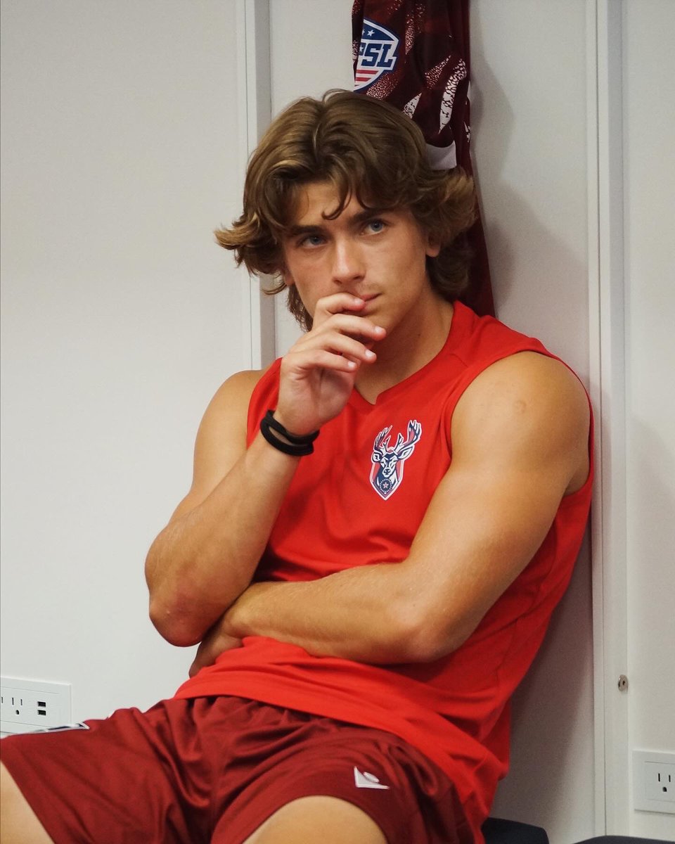 SpfldFC's tweet image. Kickoff 🔜

What you guys think about the new tops 🫣🔥

📸 - @madisongrandys

#SpringfieldFC #UpTheStags🦌