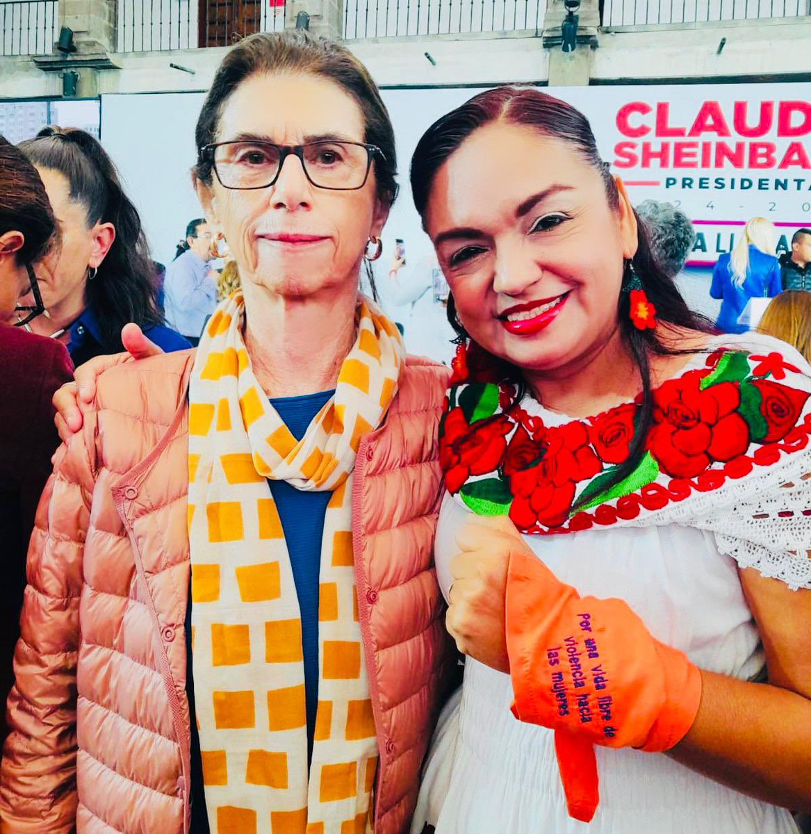 alisescobar's tweet photo. 💜En el Encuentro Nacional de Mujeres, CON CLAUDIA LLEGAMOS TODAS, tuve el
honor de felicitar y conocer a la Biologa ANNIE PARDO CEMO, Premio Novel Nacional de Ciencias, orgullosamente mamá de la primera mujer presidenta de México y de Norteamérica la Dra. Claudia Sheinbaum Pardo https://t.co/TetMiHdjXw