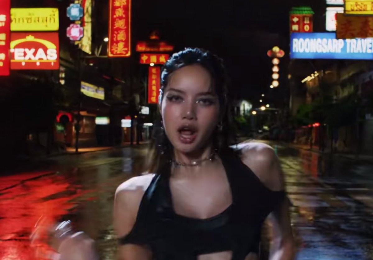 biscuitsdust's tweet photo. Been on a mission, boy, they call me catch and kill I'm stealin' diamonds, make them chase me for the thrill Been M-I-A, BKK so pretty Every city that I go's my city 

พรีฮุคเริ่ดมาก ฟีลไลค์มาเฟียแบ้งค้อก 
จับและฆ่า แถมสาวบีเคเคสวยมากอกต่างหาก 
ถูกค่ะหนู ถูกกกก

#LISAxROCKSTAR https://t.co/OwxhHcJ6I3
