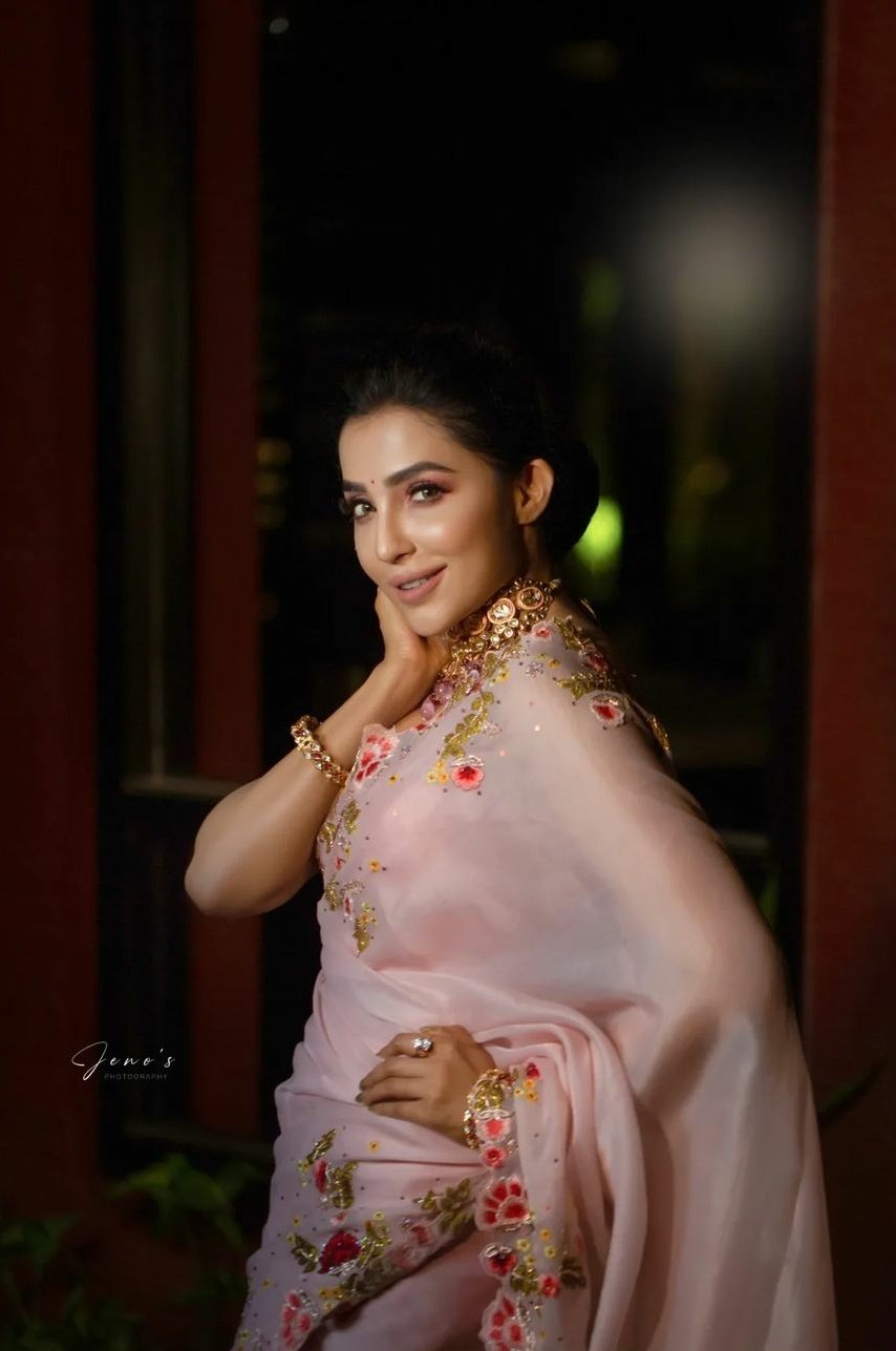 GRHvWa2bUAAIrv7?format=jpg&name=large