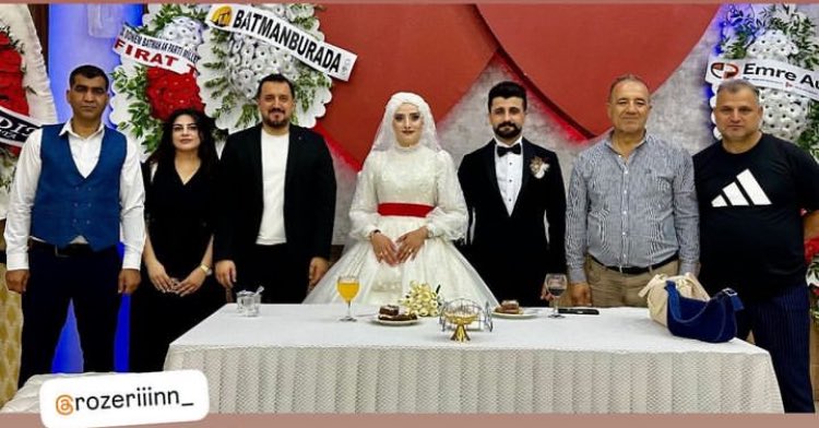 Kardeşlikten öte çok sevdiğim ve uzun yıllar birlikte çalıştığım Yunus- Mehtap Yasak görkemli bir düğünle evlendiler. Çifte iki cihanda saadet diliyorum. Düğün gecesinde Batman dışında olmam nedeniyle katılmadığım için çok üzgünüm. ⁦<a href="/YasakYunus/">yunus yasak</a>⁩