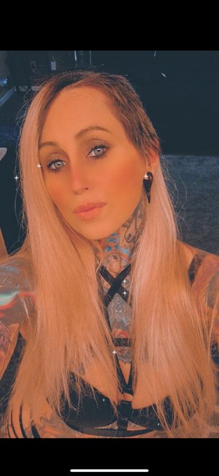 I only answer DM&rsquo;s on my Onlyfans and Sextpanther https://t.co/BNJSNRjl0e https://t.co/EHdDEK8Owz @90s_AdultStars