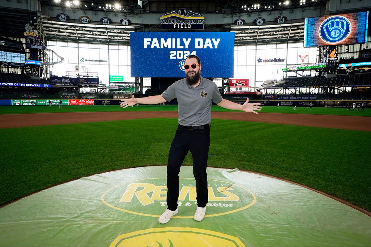 DimTillard's tweet image. Was all alone on Brewers family day, but
w/ every retweet I’ll add family, or friend,
or something to the photo… a thread! 🧵