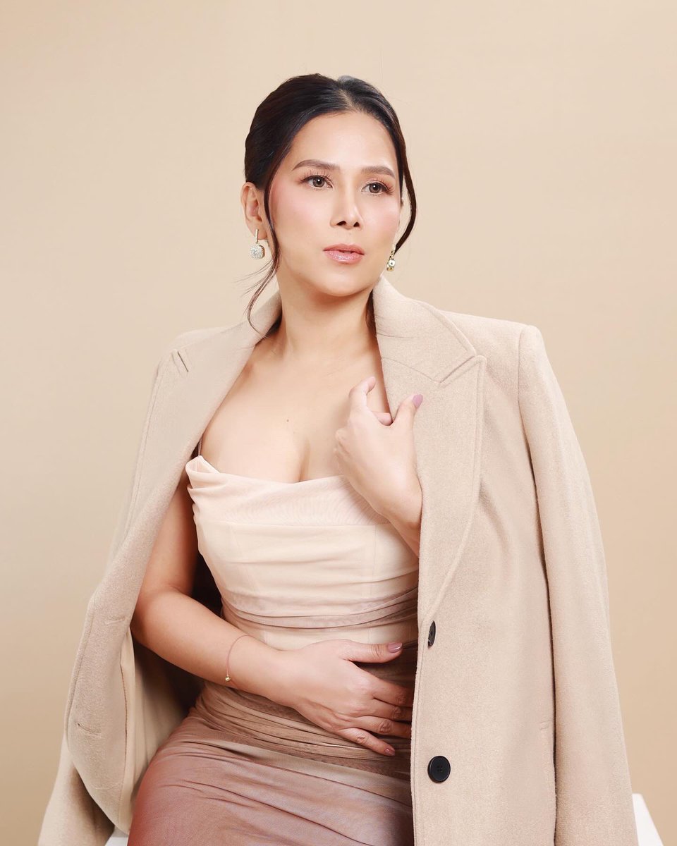 krishnacortezs's tweet photo. Mayamang Tita na kinakatakutan ng mga pamangkin ang peg ko dito.👸

Yung tipong galit araw2 pero konteng lambing lang bibigay din agad. Sya rin yung Tita na magpapamana sa mga pamangkin nya ng mga lupa, bags at alahas, pati na rin ng maiiwang negosyo na milyon2 ang kinikita! 🥴 https://t.co/AG8egKjUr6