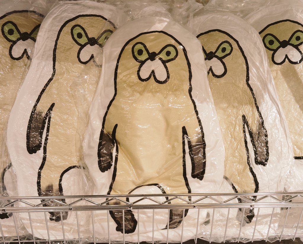 本日も営業中なのですよ〜👉✨ ただいまムジーナ像がお着がえ中！ 新