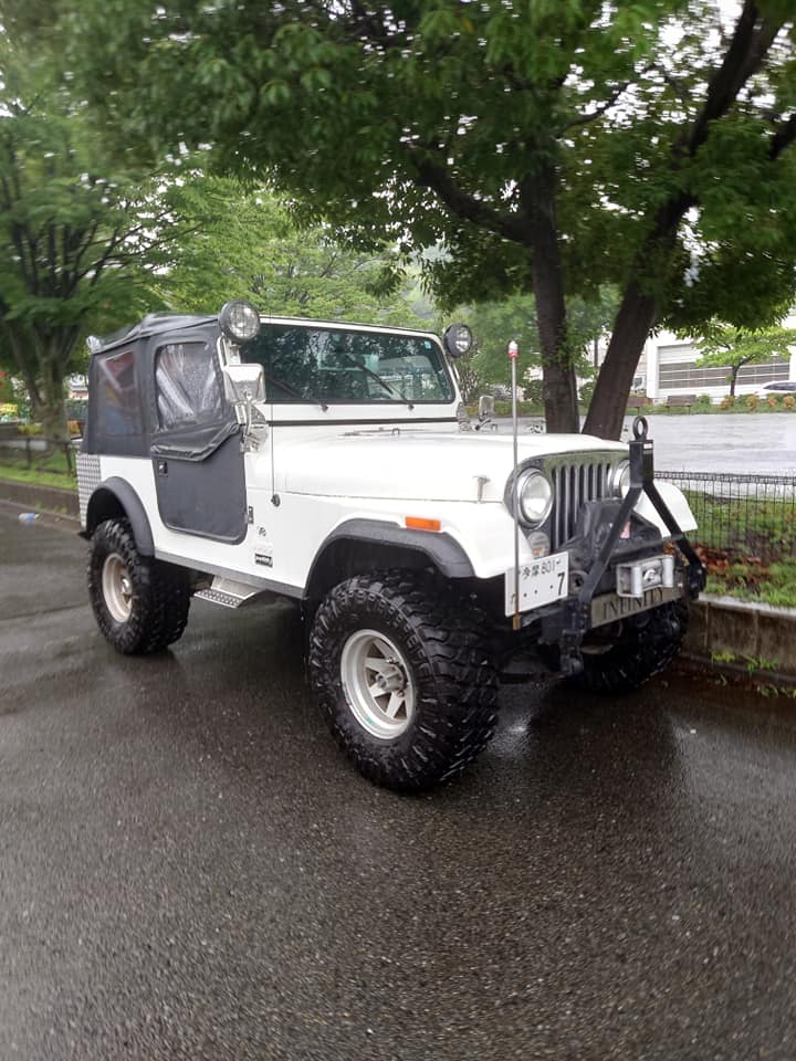 KinghtKAZU's tweet photo. 雨が降る中今日の通勤の足はAMCジープCJ-7です。
そのCJ-7ですが普段は乗っていて全く問題がないジープなのですが、雨の日だけクレームを付けたい箇所があります。
それは「間欠ワイパー」がない事です。

#ジープ
#Jeep
#CJ7
#AMC
#V8
#通勤
#雨 https://t.co/zbq4vEh1dP