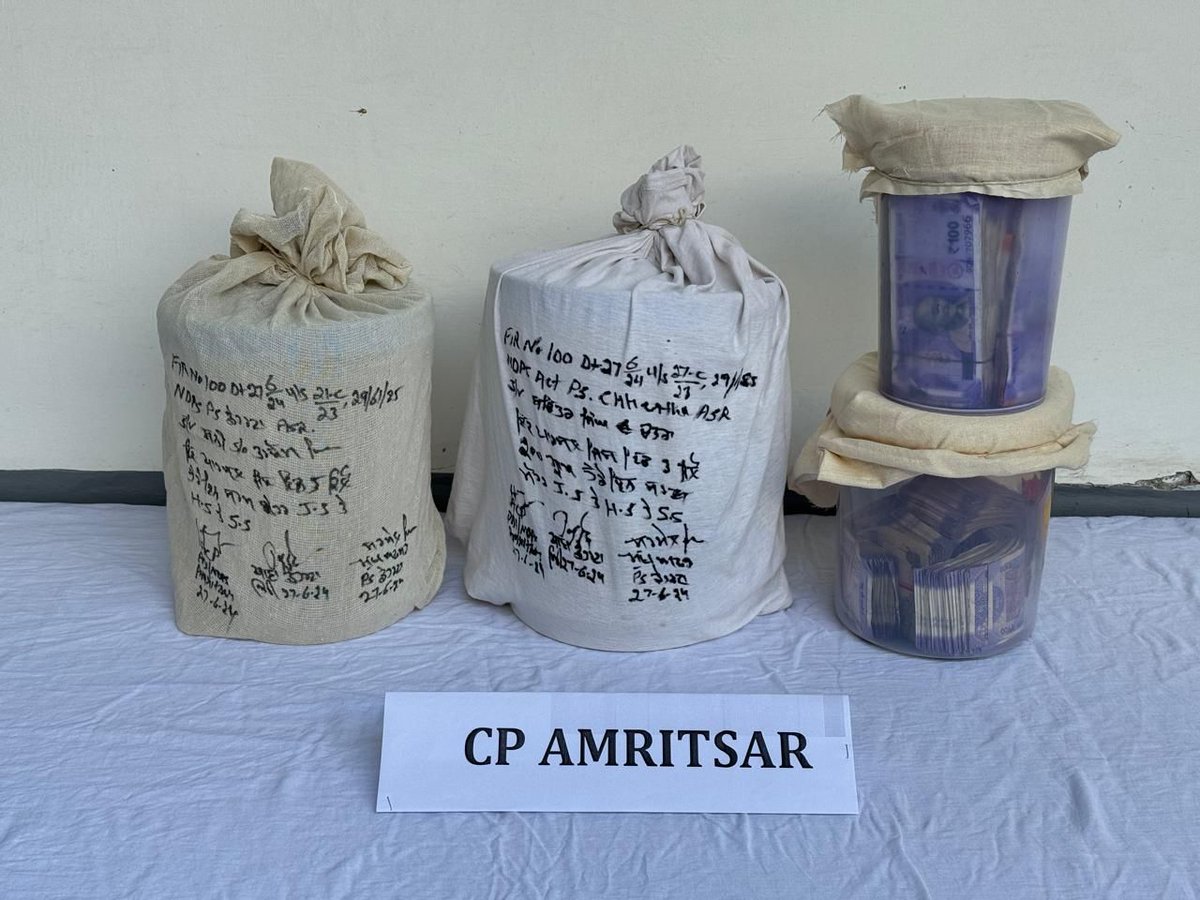 DGPPunjabPolice's tweet photo. Acting swiftly on intelligence inputs, CP Amritsar Police, in two different cases has recovered 9.2 Kg Heroin and arrested three persons 

In the first case, PS Chheharta has apprehended two drug smugglers from the area of Shiva Enclave, Rajasansi, Amritsar Rural

In the second case, PS Ranjit Avenue has arrested a drug smuggler and recovered 1 Kg Heroin

In both the cases, FIRs under NDPS Act have been registered and Investigations on-going to establish backward & forward linkages

@PunjabPoliceInd is committed to make our state drug-free as per the directions of CM @BhagwantMann