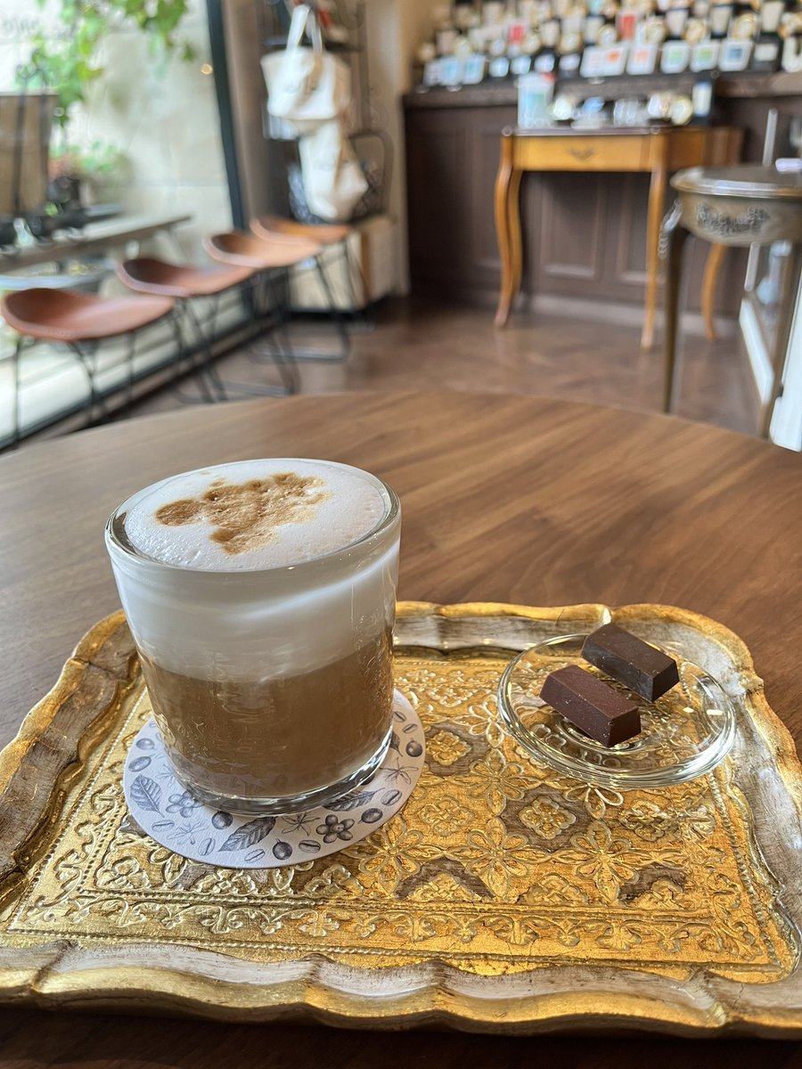 choco_RATIO's tweet photo. これに止まらず､､､

更なるサプライズ､､､

チョコの器は
硝子作家アーティストの松岡ようじさんによる
専用の器とガラスカップ☕︎

至福の時でした♫

皆様も是非
八王子に寄った際には
カザーナコーヒーさんで
幸せなひと時を💐 https://t.co/yHfbhX8qTf