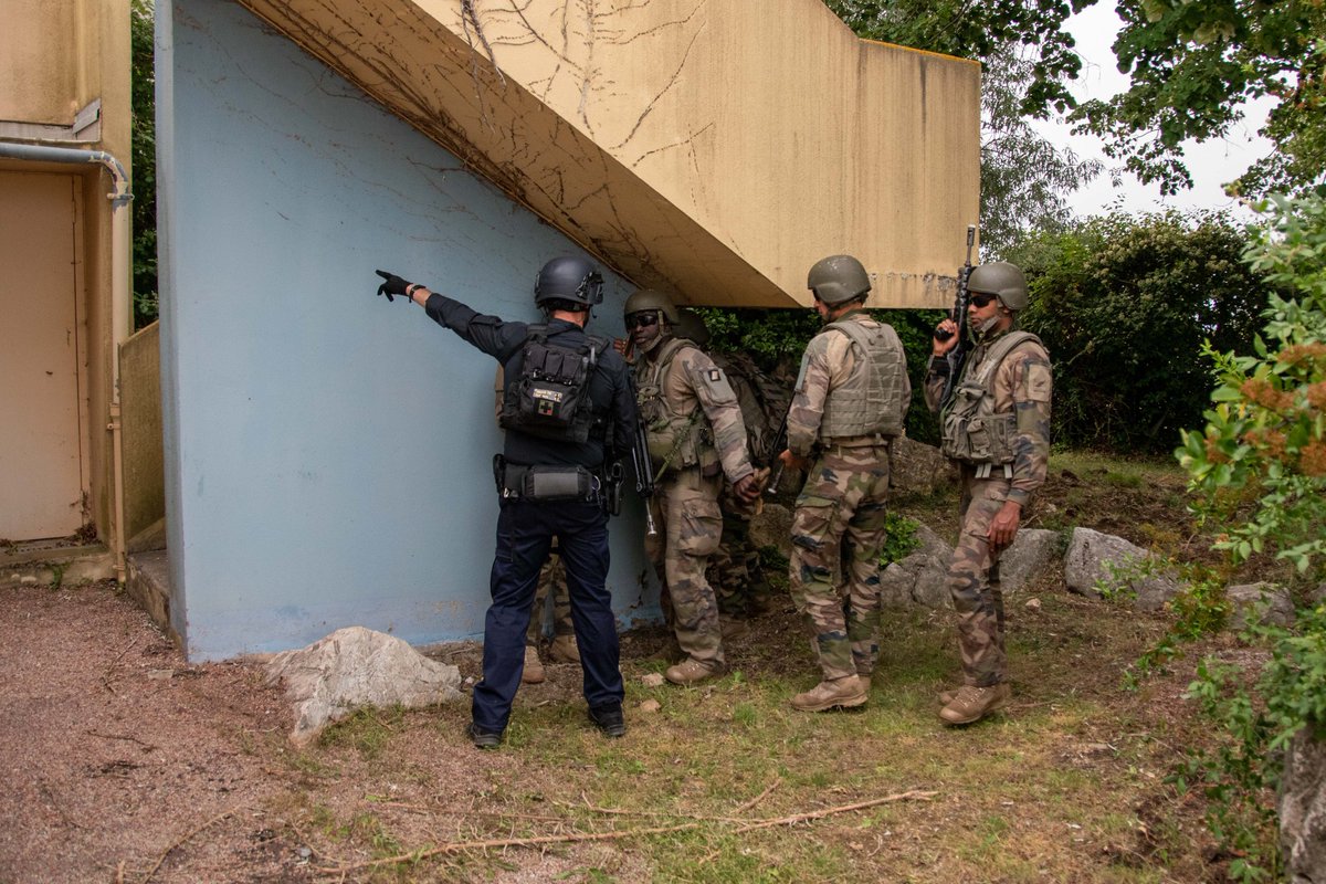 1RCA_canjuers's tweet photo. Le #1RCA et les gendarmes du #PSIG de #Draguignan s'entraînent ensemble au combat en zone urbaine.
Objectif : se préparer et optimiser la coordination pour protéger la 🇨🇵 des menaces.
#OPINT #PrépaOPS #EngagésEnsemble #JOP2024 @Gendarmerie_083 @Gendarmerie @armeedeterre https://t.co/vSfMs1VBtp