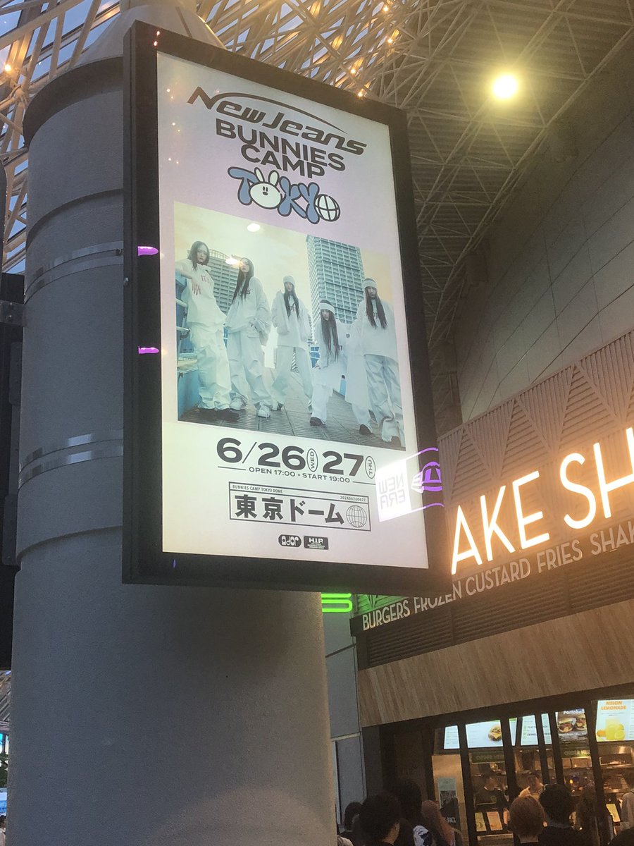 tapipitan's tweet photo. はー余韻🥺本当に日本で初単独？ってくらいの熱狂で
ヨジャドルなのに黄色い声援飛びまくってたり野外フェス並に踊り狂ってるおじさんがいたり聖子ちゃん流れれば掛け声も完璧にこなしててバニズ最高でした🥺
メンバーたちもいろいろ乗り越えて素敵なパフォーマンスをありがとう https://t.co/3b7ZuHryr9