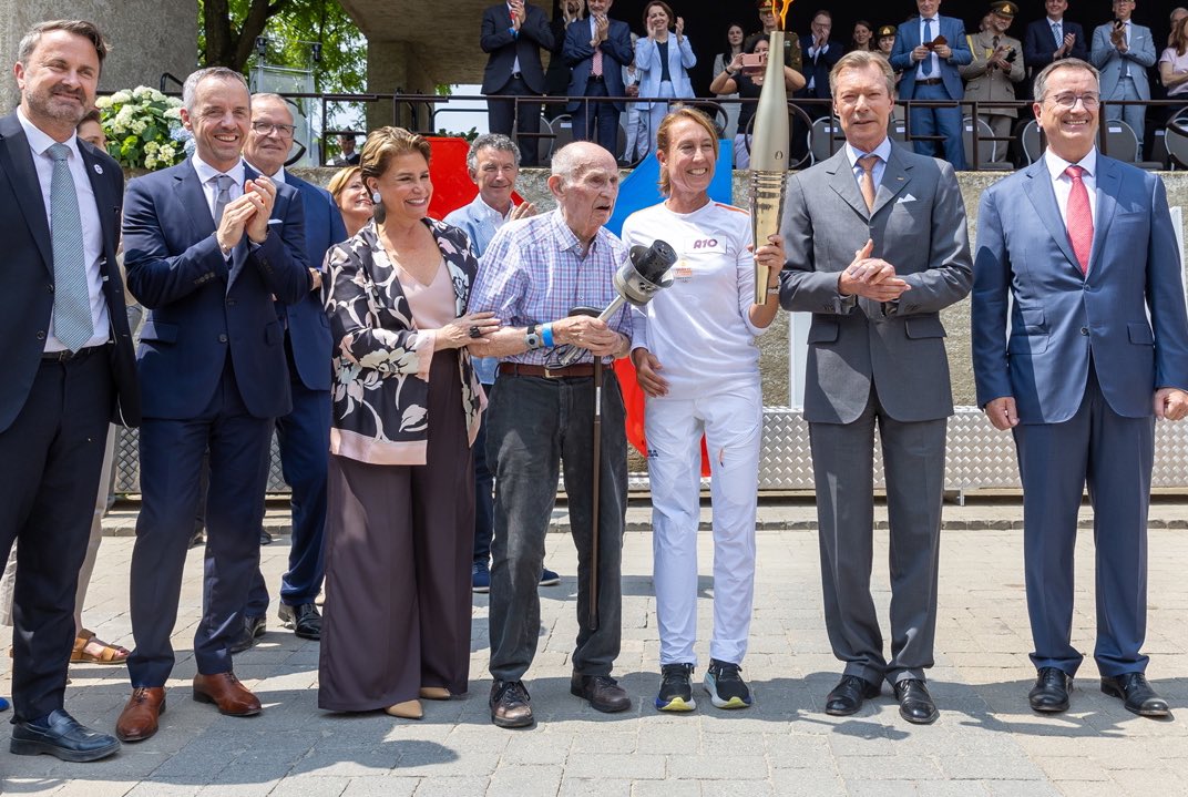CourGrandDucale's tweet photo. À un peu moins d’un mois de #Paris2024, la #FlammeOlympique a fait étape, ce jeudi, à #Schengen, commune symbole de l’🇪🇺, après une escale en 🇩🇪. LL.AA.RR. le #GrandDuc, la #GrandeDuchesse & le #PrinceLouis ont été les témoins de ce moment historique. ©️SIP/J.Warnand;C.Piscitelli https://t.co/Z2uoIxyiSU
