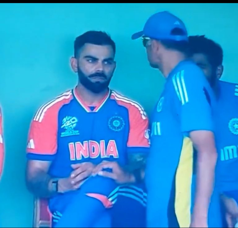 rohitjuglan's tweet photo. दस साल जिसने पूरे घर को बिठाकर खिलाया हो, वो अगर कुछ दिनों के लिए ख़राब भी करे तों उसे घर से अलग नही करते ! 
आज दुनिया को और अच्छे से समझ आ रहा होगा कि 2014-2016 में विराट क्या कर थे थे - और बाक़ियों के कुछ ना करने से वो कितने परेशान रहे होंगे 
#ViratKohli𓃵 https://t.co/t6UiNUju6S