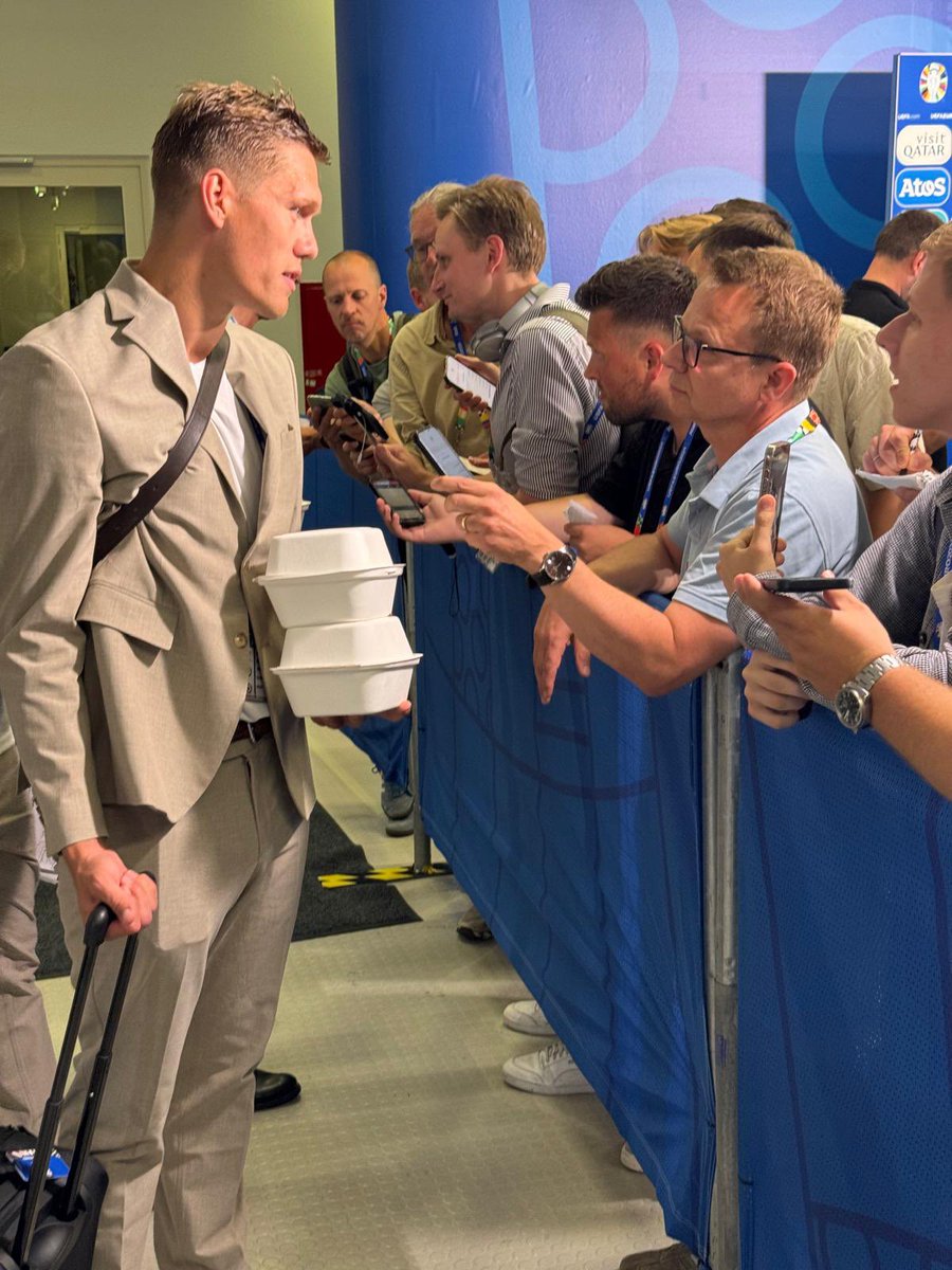 MartinVolkmar's tweet photo. Für @ransport vor #GERDE mit dem in Krefeld geborenen Jannik #Vestergaard und Trainer Kaspar #Hjulmand über das Achtelfinale gegen das @DFB_Team gesprochen -> https://t.co/Ul2YcNrNxm (📸: @dirk_adam) https://t.co/BvpObA6GdP