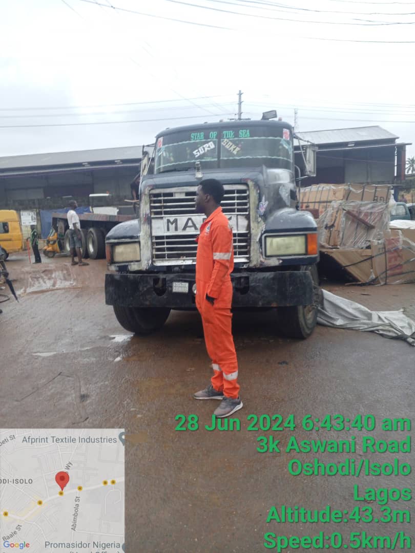 followlastma's tweet photo. [7:05AM] #OsoloWay
#AccidentReport

A loaded flat body truck got hooked and spilled its contents on the road on Osolo way, currently affecting motorists coming Mushin road inward Osolo way.

Men of Nigerian Police Force and LASTMA personnel are onground to maintain decorum https://t.co/CTc590GEyy
