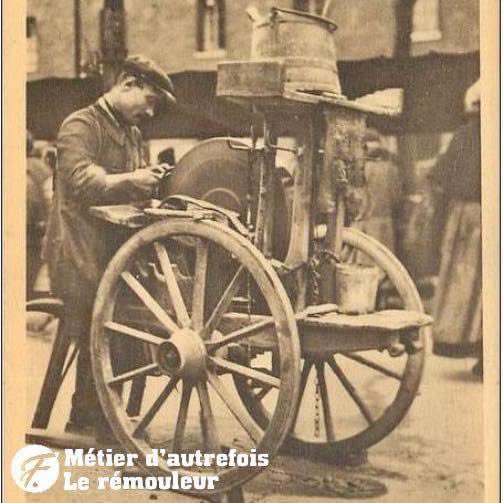 FranceMetT's tweet photo. Le métier de remouleur remonte au 14ème siècle et consistait à affûter des couteaux, des ciseaux ou des poignards à l'aide d'une meule. Les remouleurs se déplaçaient de village en village et ont été reconnus dans la corporation des couteliers au 15ème siècle. https://t.co/59c3v66L2l