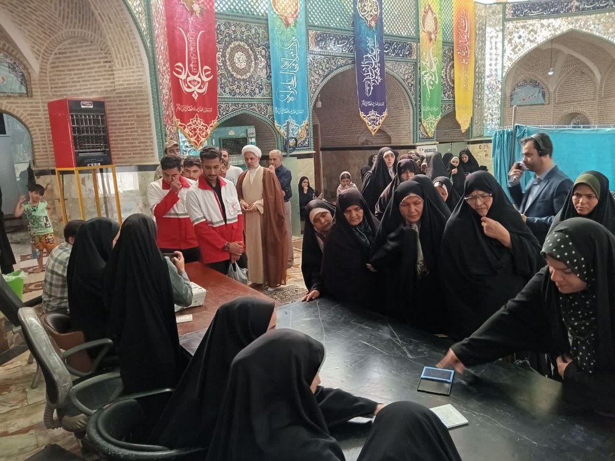 رای دادن یعنی ایستادگی در برابر دشمنان و 
با رای خود، ما به همه می‌گوییم که جمهوری اسلامی پایدار و ماندگار است.
حضور مردم ساوه🇮🇷☝️
#مثل‌_رئیسی 
#امتداد_حماسه