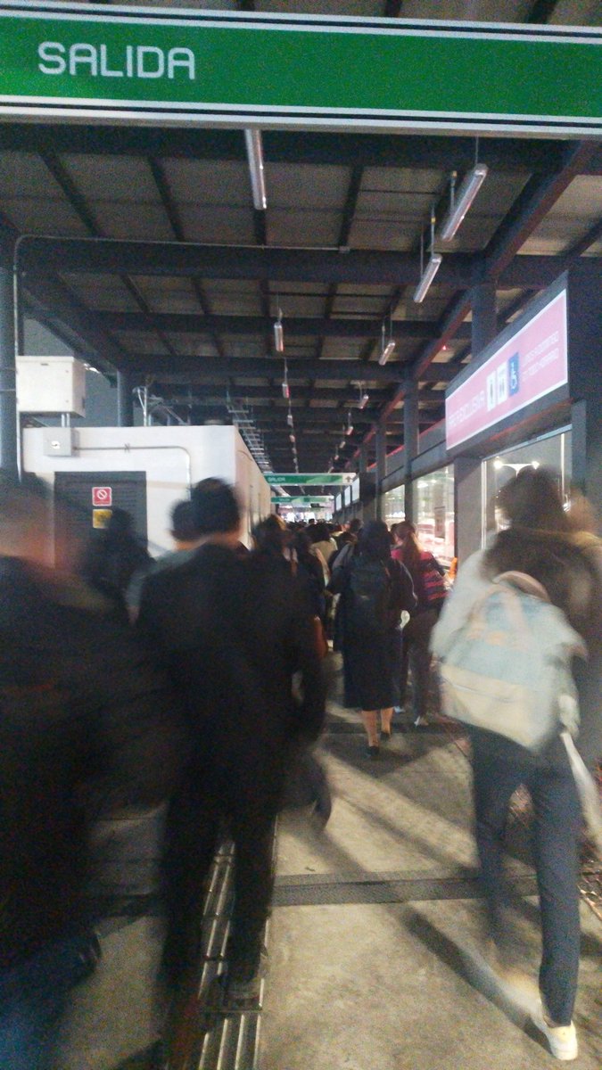 MexicoAlanis's tweet photo. @MetrobusCDMX luces apagadas en indios verdes L1 https://t.co/lURfFx5hsp