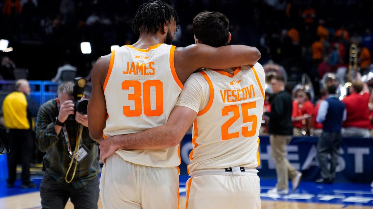 SullenSerf's tweet photo. Feels like an end of an era for Tennessee sports..

Legends forever https://t.co/5ULZKuMElU
