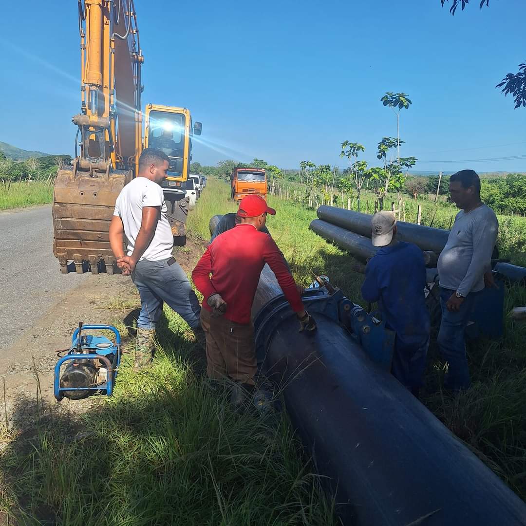 InesMChapman's tweet photo. Este jueves realizamos recorrido por obras hidráulicas en ejecución en la provincia Villa Clara. Comenzamos por el tramo de la conductora que abastecerá la comunidad de Mataguá en el municipio Manicaragua, el agua se conducirá desde Paso Bonito, Cumanayagua, Cienfuegos. #Cuba https://t.co/THq6PBXDg5