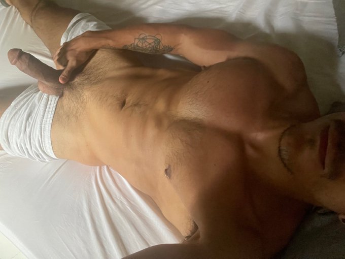 Quien quiere calentar la cama con esta lluvia? https://t.co/inSkWzFcDs