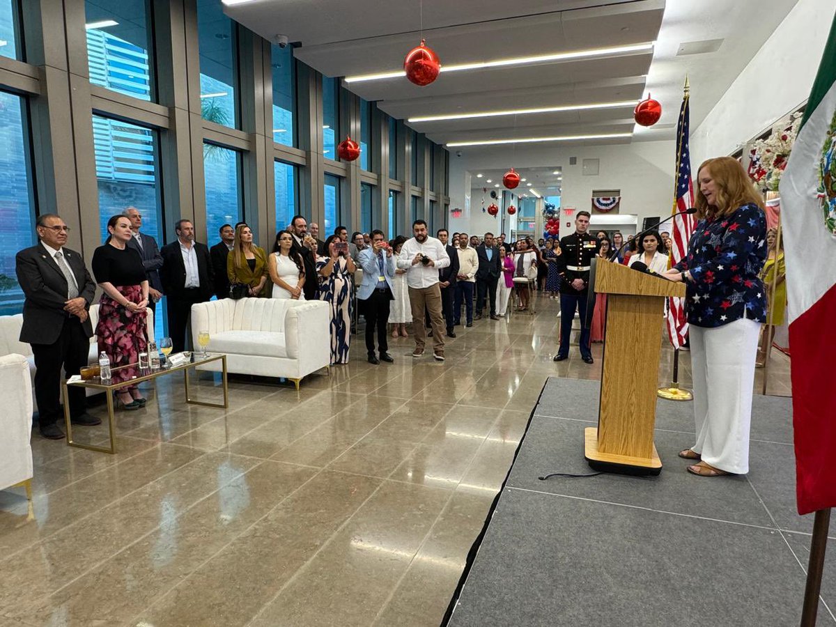 Carmenliliacrv's tweet photo. Fue un gusto asistir a la celebración de la independencia de nuestro país vecino, #EstadosUnidos, en el @USAConNVL.

Agradezco a la Cónsul General de Estados Unidos en Nuevo Laredo, Erika Zielke, por la invitación y por ser grandes aliados 🤝🏻 para el crecimiento y desarrollo de #NuevoLaredo.