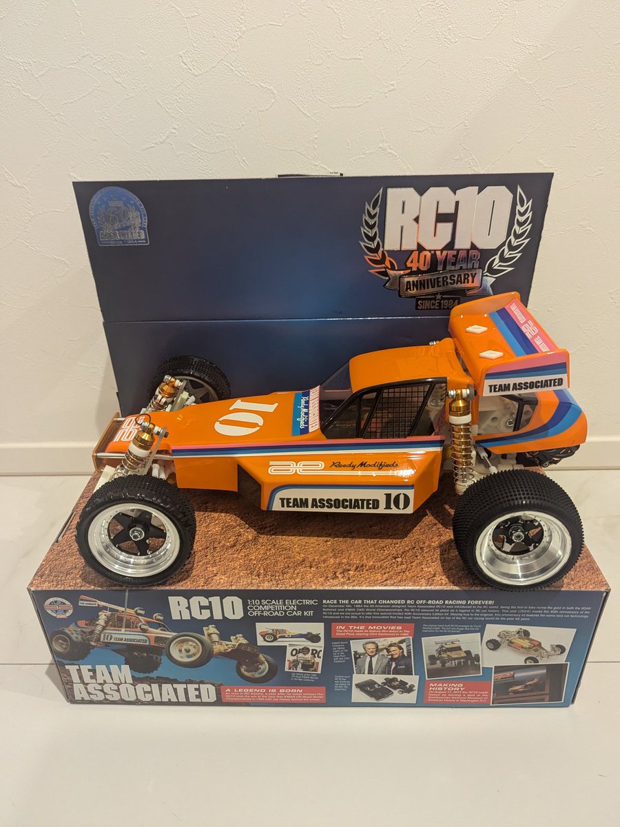 bavarois92's tweet image. すっかりコレをやるのを‥
忘れていたジョっ✨🍮
祝🎊完成🎉
#WeAreAE #TeamAssociated ＃RC10
#箱を裏返すとディスプレイ台になるよ