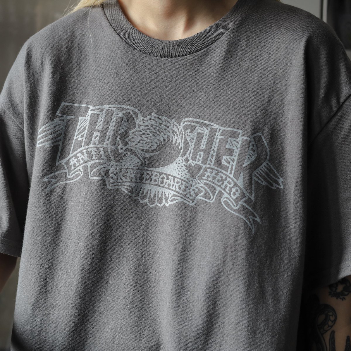Feelin_osaka's tweet image. 【THRASHER X ANTIHERO】MAG BANNER TEE (CHARCOAL)
149cm Mサイズ着用
feelin-osaka.com/products/thras…
両ブランドの代表的なロゴが組み合わさったコラボグラフィック。
CHARCOALボディとプリントカラーが無骨な雰囲気満載の1枚。
#thrasher #antihero #feelinosaka #feelin
