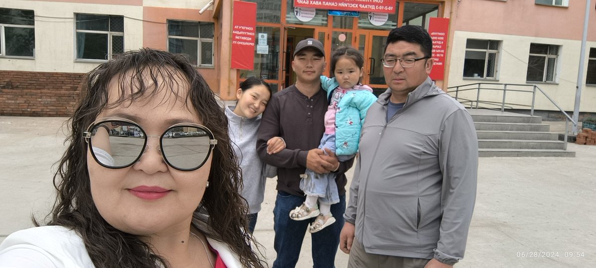 Хүүхдүүдтэйгээ хамтдаа саналаа өглөө. 
Ирэх дөрвөн жил халаглаж, харамсахгүйн тулд сонгуульдаа идэвхитэй оролцоорой.
#10_р_тойрог
#сонгууль
#УИХ