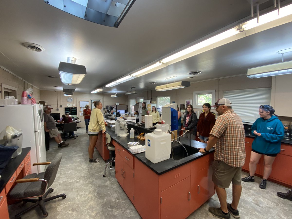SecuringOurFood's tweet photo. Successful first day of the 2024 AREC Tour! 🚐🌾🌽🥜

We visited #TidewaterAREC to check out all the exciting work researchers are doing on soil fertility, plant pathology &amp; precision ag 🧑‍🌾🧑‍🔬

#NIFAImpacts #nifa #SecuringOurFood #REEU https://t.co/EWk81FJKtM