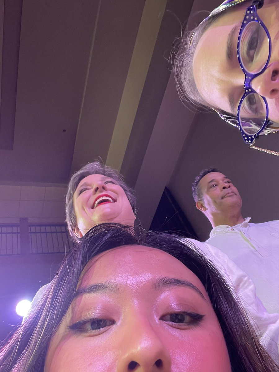 vanneedakg's tweet photo. pov u play a phone obsessed bitch in a cabaret sketch https://t.co/EzRSCn9pwO