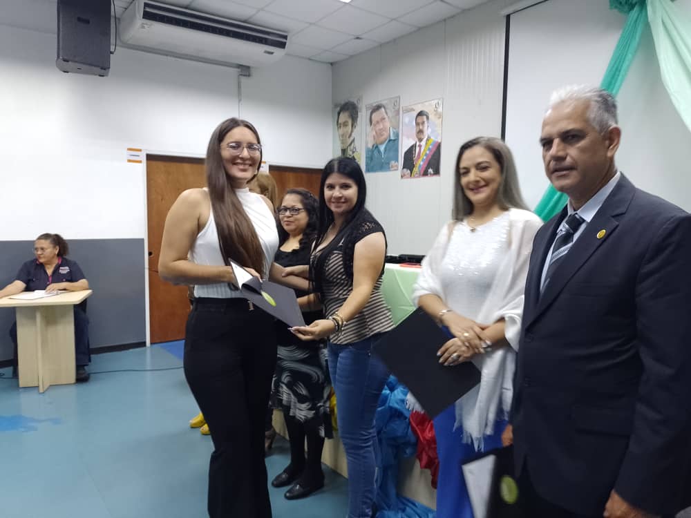 Gracias a las políticas de Justicia Social emanadas por el Gobierno Nacional, encabezado por nuestro Presidente Nicolás Maduro Moros, el día de hoy #27Jun, trabajadores de la Unidad Médica Ipasme Rubio recibieron titularidad de cargo.