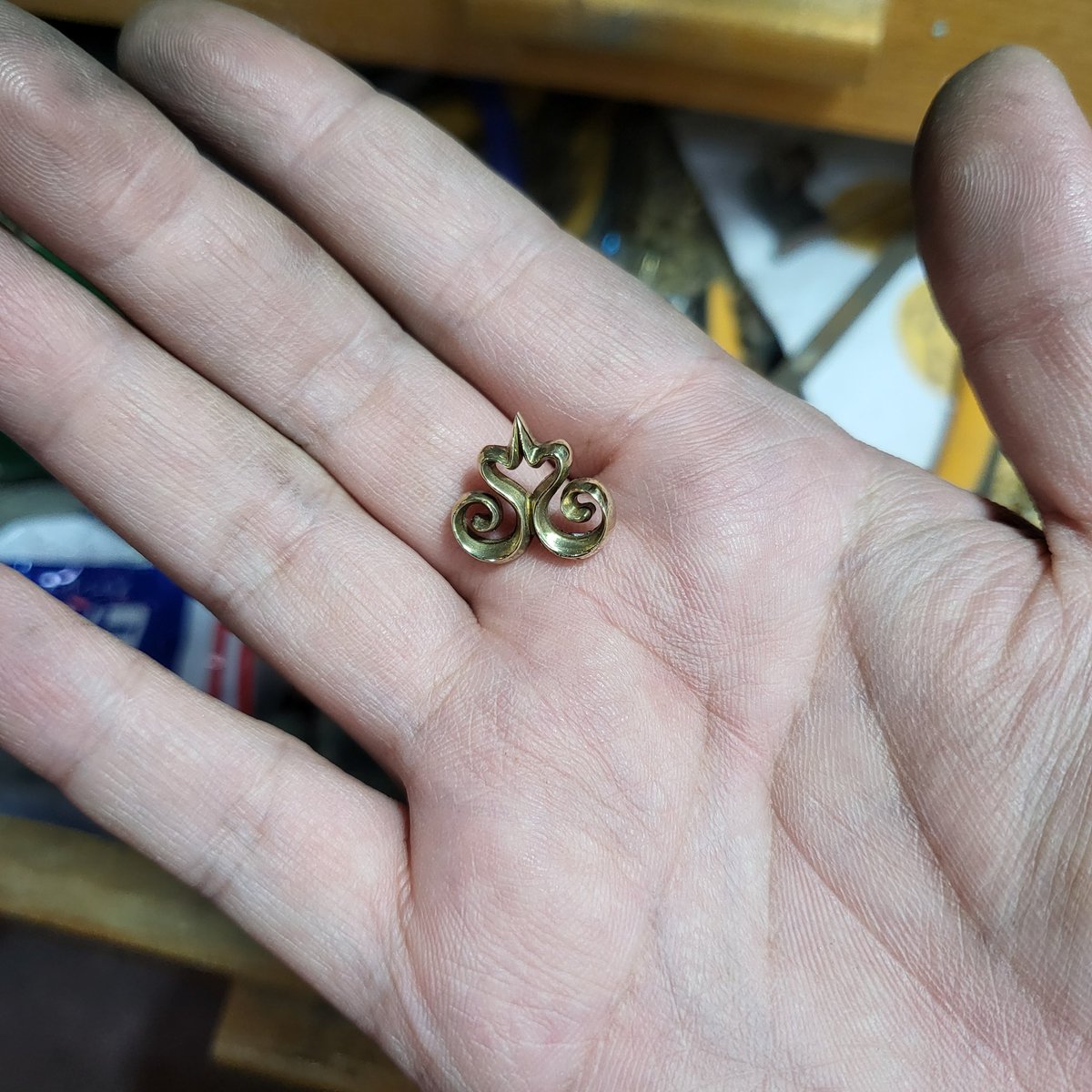 으잉 물건 떨어진 거 주우려고 보다가 하나 나옴