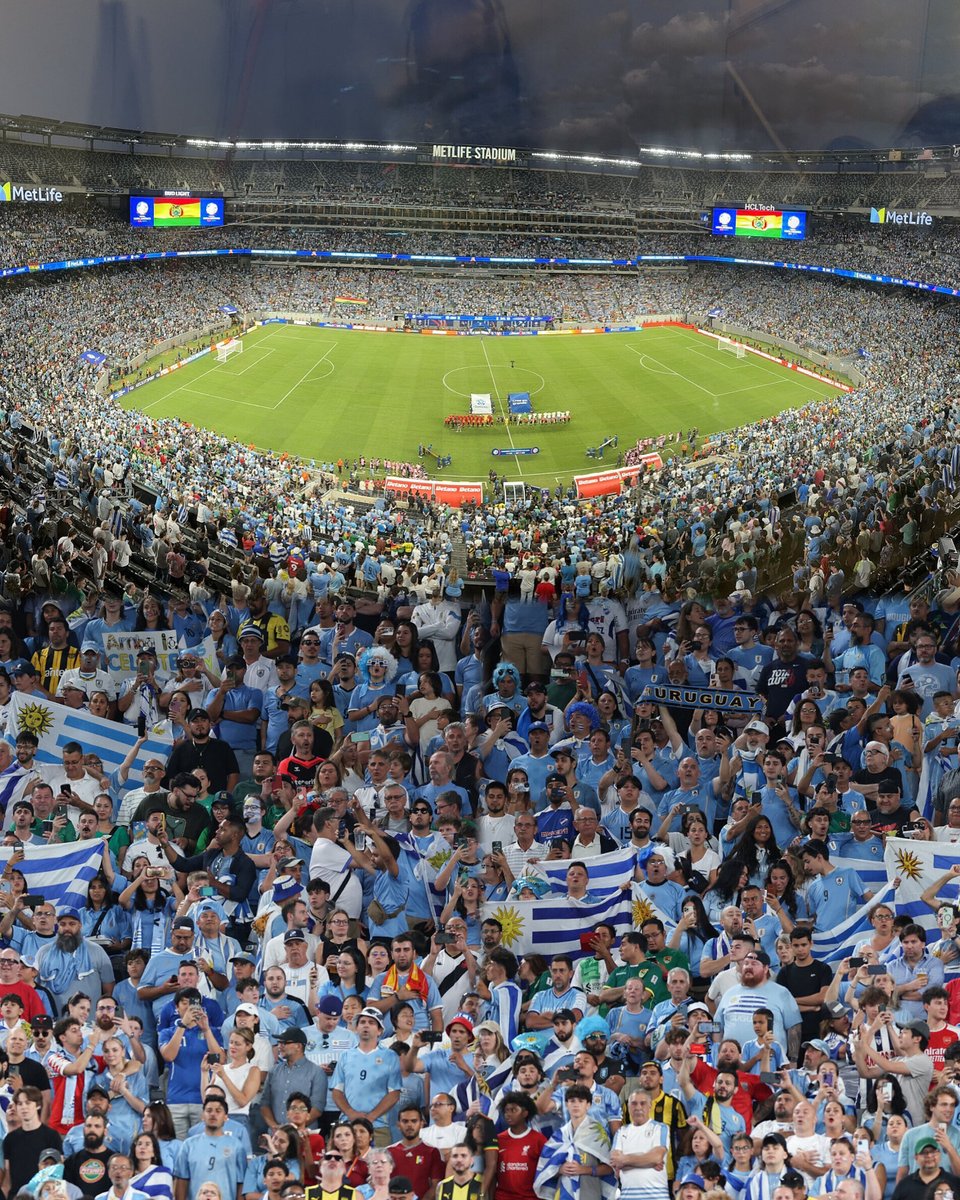 Misticauruguaya's tweet image. Como explicarles que solo somos 3 millones...

MAREA CELESTE en el Metlife Stadium 🇺🇾😮‍💨